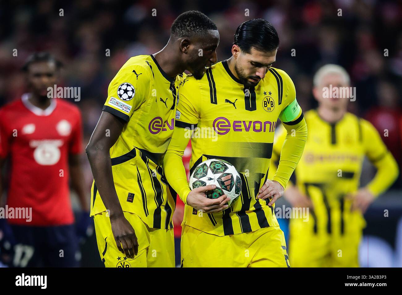 12 marzo 2025, Villeneuve-D'ascq, Francia: Serhou GUIRASSY del Borussia Dortmund e Emre CAN del Borussia Dortmund durante la partita di UEFA Champions League tra Lille OSC (LOSC) e Borussia Dortmund allo stadio Pierre Mauroy il 12 marzo 2025 a Villeneuve-d'Ascq vicino Lille, Francia. (Credit Image: © Matthieu Mirville/ZUMA Press Wire) SOLO PER USO EDITORIALE! Non per USO commerciale! Foto Stock
