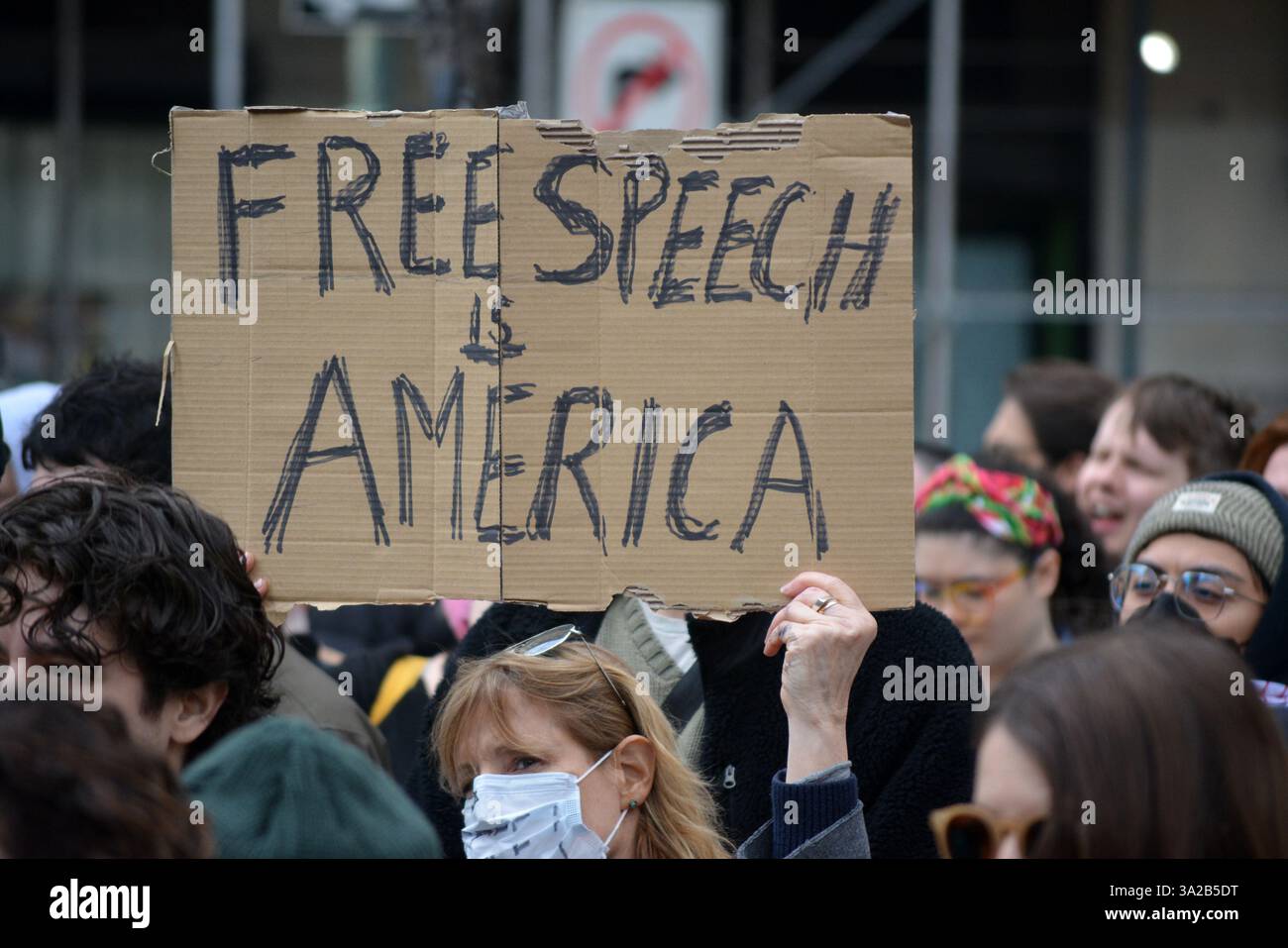Dimostrazione a sostegno di Mahmoud Khalil fuori da un tribunale federale in Foley Square a Lower Manhattan. Foto Stock