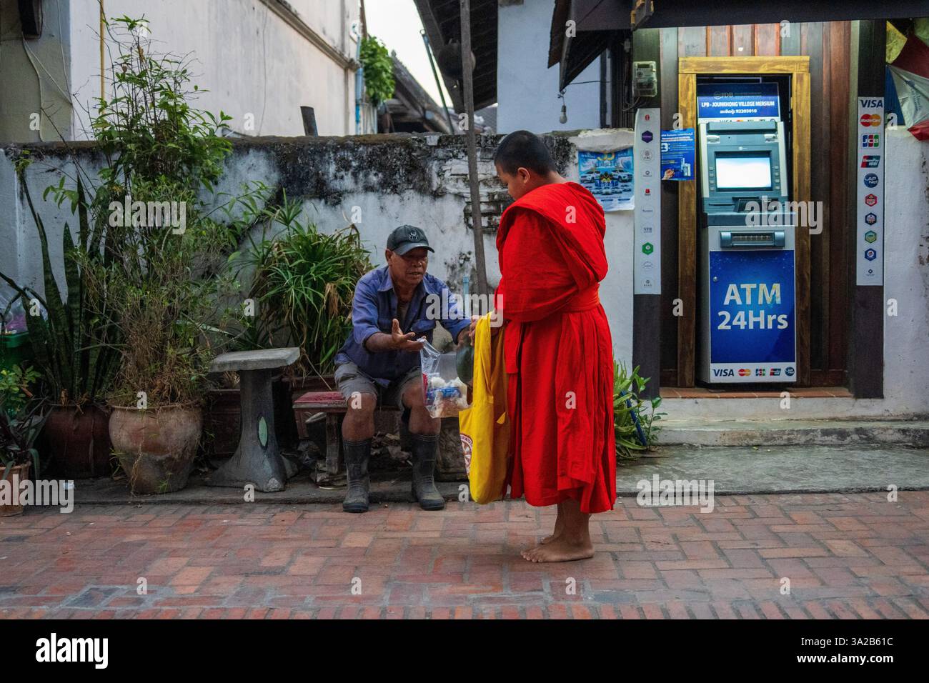 Cerimonia di consegna dell'elemosina, Luang Prabang, Laos. Monaci buddisti, rituale tradizionale. Foto Stock
