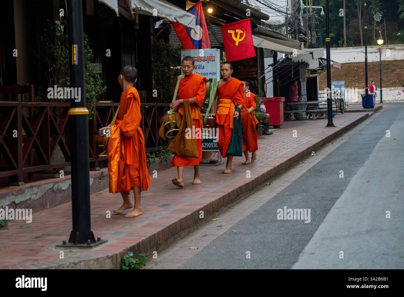 Cerimonia di consegna dell'elemosina, Luang Prabang, Laos. Monaci buddisti, rituale tradizionale. Foto Stock