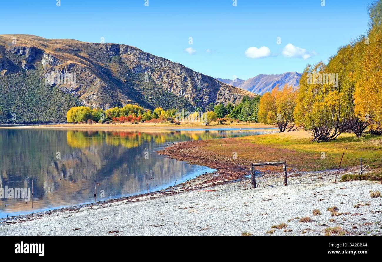 Baia di Perkins in autunno sulle rive del bellissimo Lago Wanaka, Nuova Zelanda. Foto Stock