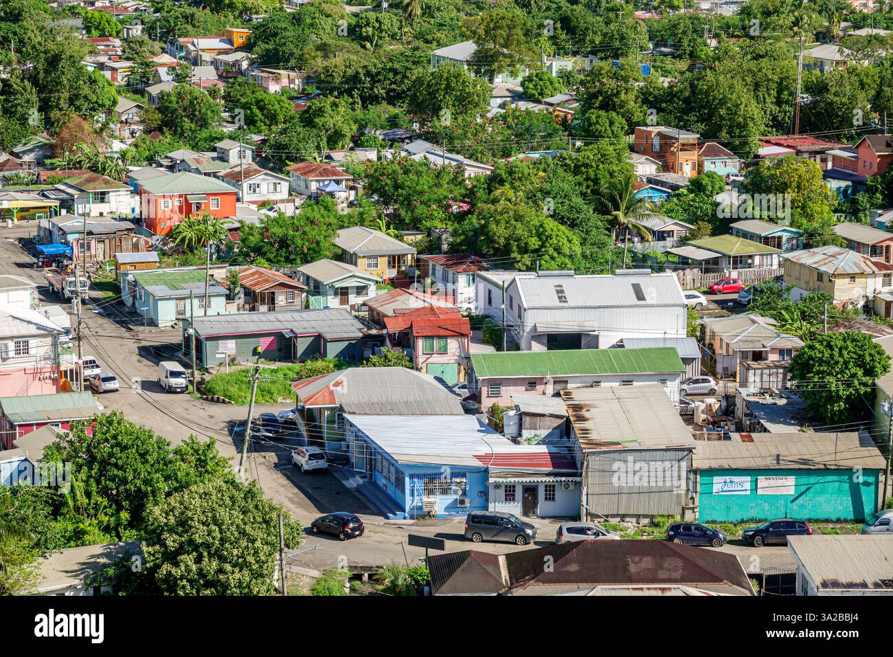 Antigua e Barbuda di San Giovanni, paesaggio urbano, paesaggio urbano, vista aerea, quartiere residenziale, case, residenze, comunità locale, case colorate, metal ro Foto Stock
