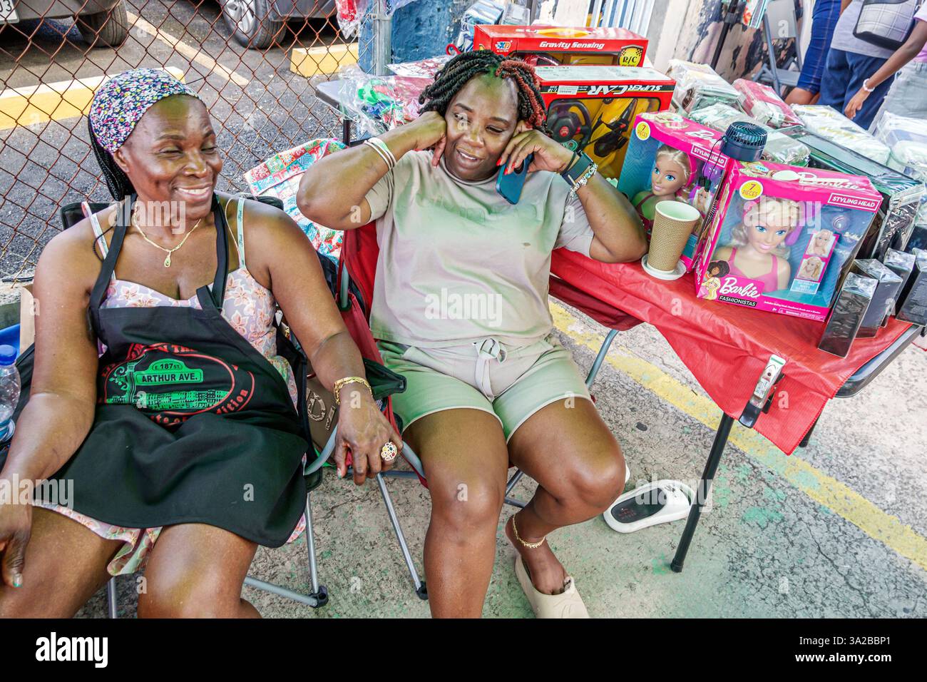 St. John's Antigua e Barbuda, Lower St. Mary's Street, mercato di strada, venditori ambulanti, giocattoli e profumi, donne nere africane amiche residenti, locali Foto Stock