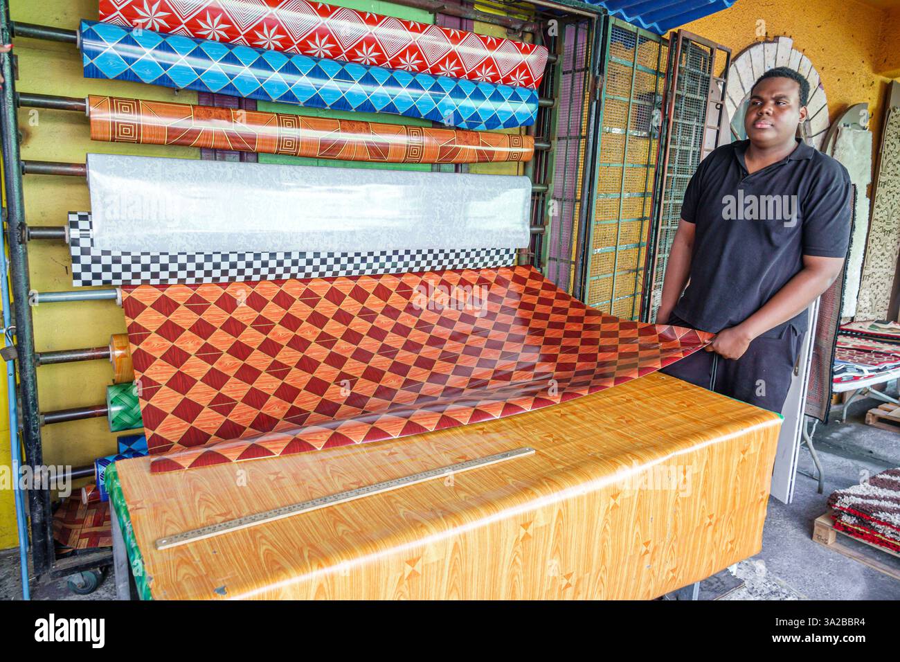 St John's Antigua and Barbuda, Long Street, Pops & Tops Home Goods, negozio di pavimenti in vinile, negozio di articoli per la casa, rotoli di linoleum, pavimenti decorativi, interio Foto Stock