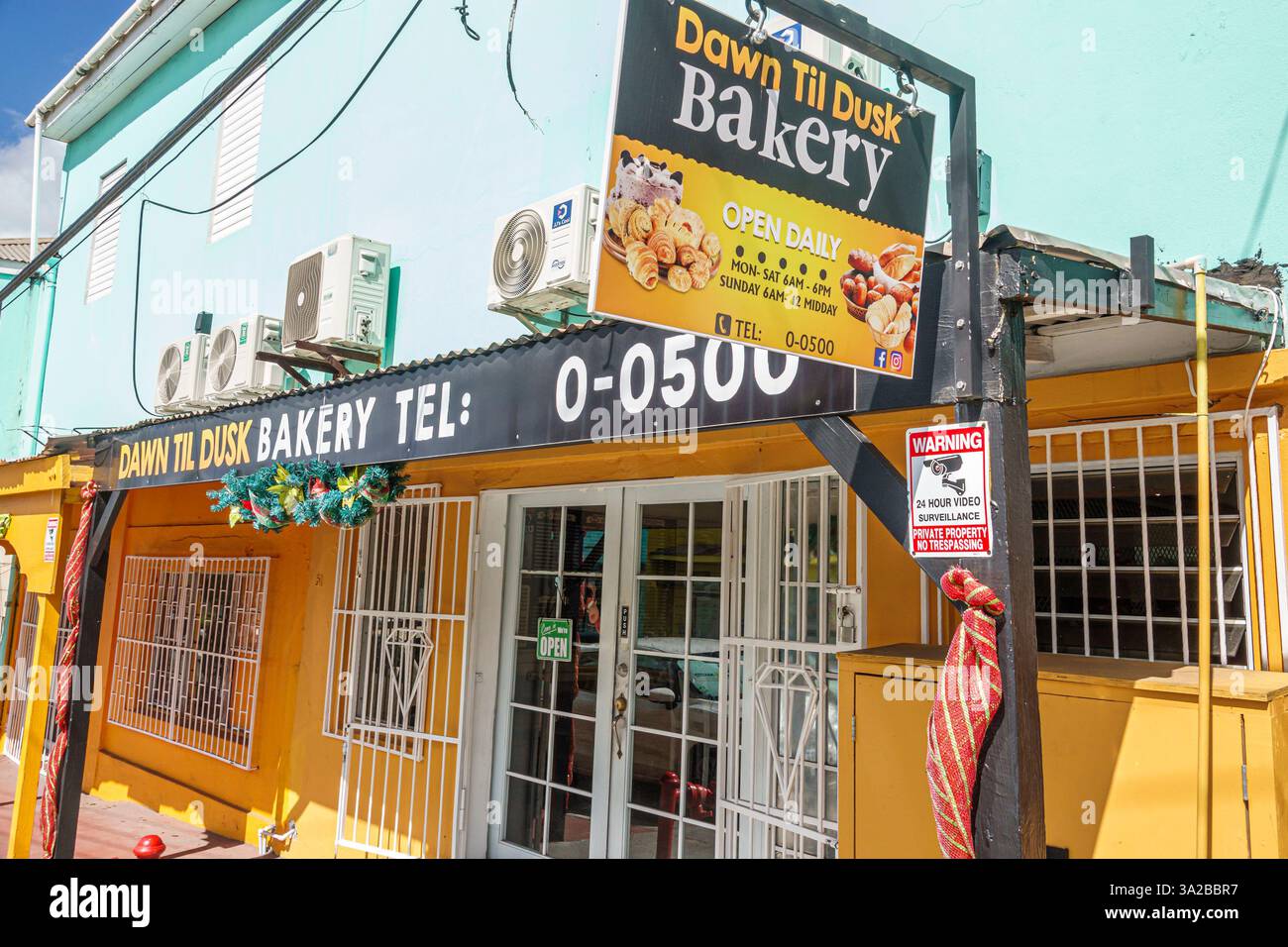 St John's Antigua and Barbuda, Upper Long Street, Dawn Til Dusk Bakery, ingresso esterno, negozio di panetteria, attività locali, pasticceria caraibica, Foto Stock