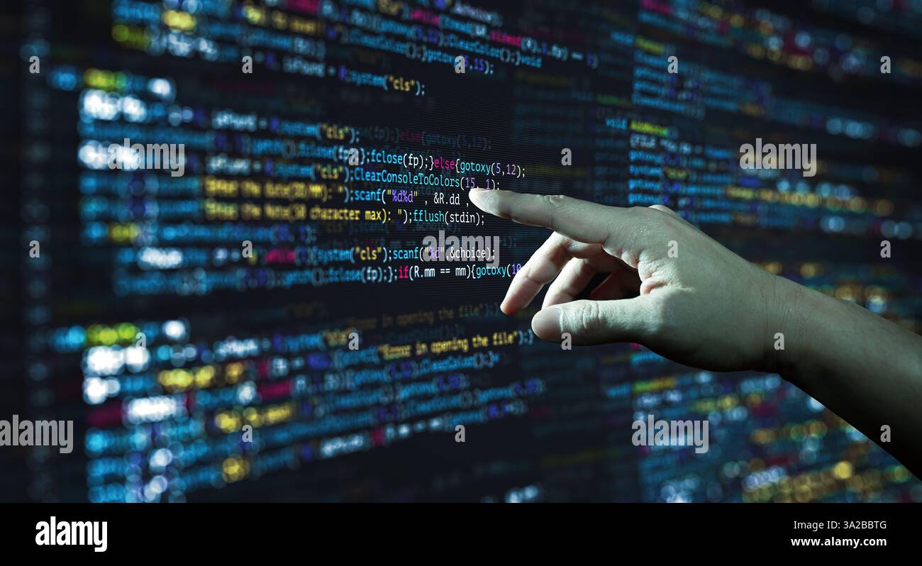 Mano umana che punta alla moderna tecnologia astratta dello sviluppatore di schermate di programmazione del codice. C linguaggio di programmazione di script e tecnologia per computer Foto Stock