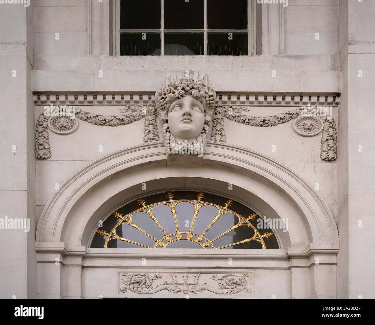 Sculture in pietra con temi nautici sulla parte anteriore dell'edificio della Customs House di Dublino Foto Stock