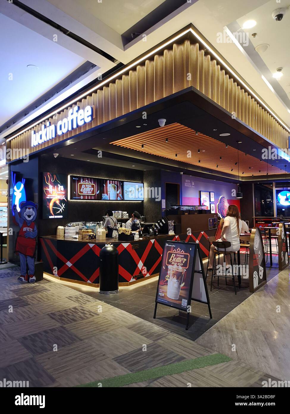 Singapore - 2025: Luckin Coffee, una catena di caffetterie a Singapore. La maggior parte dei suoi punti vendita sono piccoli stand che effettuano principalmente ordini online per il ritiro Foto Stock