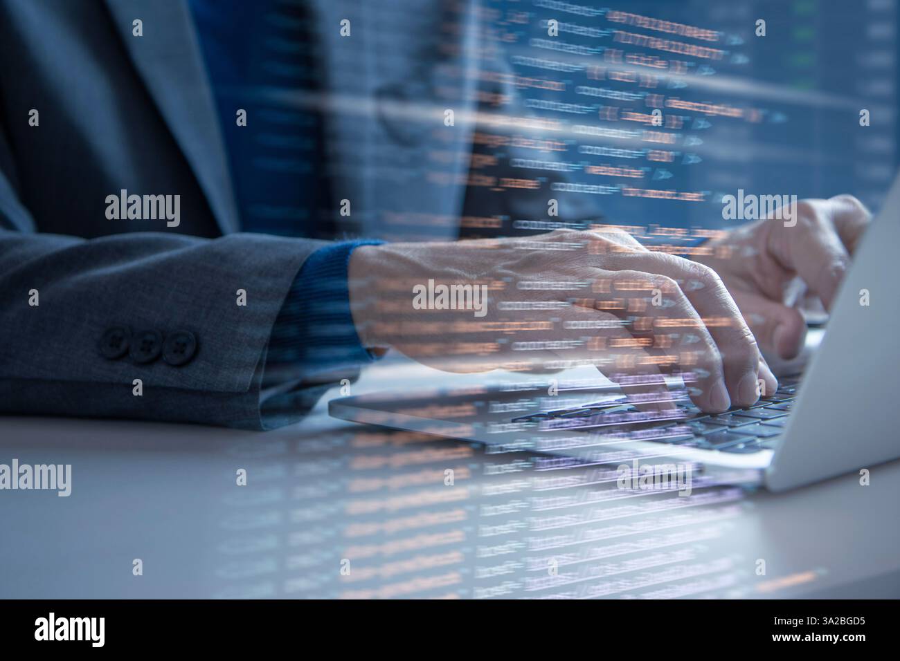 Programmatore o sviluppatore che digita sulla tastiera di un computer portatile per HTML, codifica di applicazioni, programmazione software e script java. Foto Stock