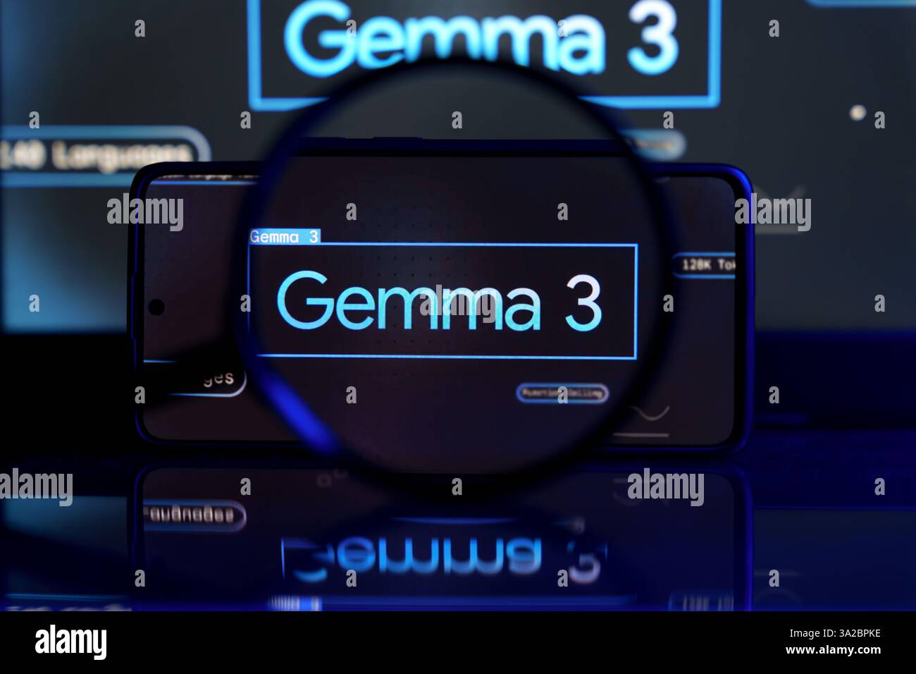 Schermo dello smartphone che visualizza il modello Google Gemma 3 ai, con uno schermo più grande sullo sfondo. L'immagine sottolinea l'intelligenza artificiale e il digitale Foto Stock