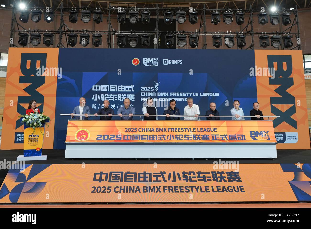 Pechino, Cina.12 marzo 2025. L'evento di lancio ufficiale della China Freestyle BMX League 2025 si è svolto presso l'iconico Laoshan Velodrome di Pechino, il 12 marzo 2025. La conferenza stampa ha segnato l'inizio di un nuovo entusiasmante capitolo per il freestyle BMX in Cina, che ha mostrato la visione del campionato di elevare il profilo dello sport e ispirare una nuova generazione di piloti. Con le sue strutture all'avanguardia e il ricco patrimonio ciclistico, il Velodromo di Laoshan ha fatto da sfondo a questo annuncio ad alta energia. Crediti: Zhao Wenyu/China News Service/Alamy Live News Foto Stock