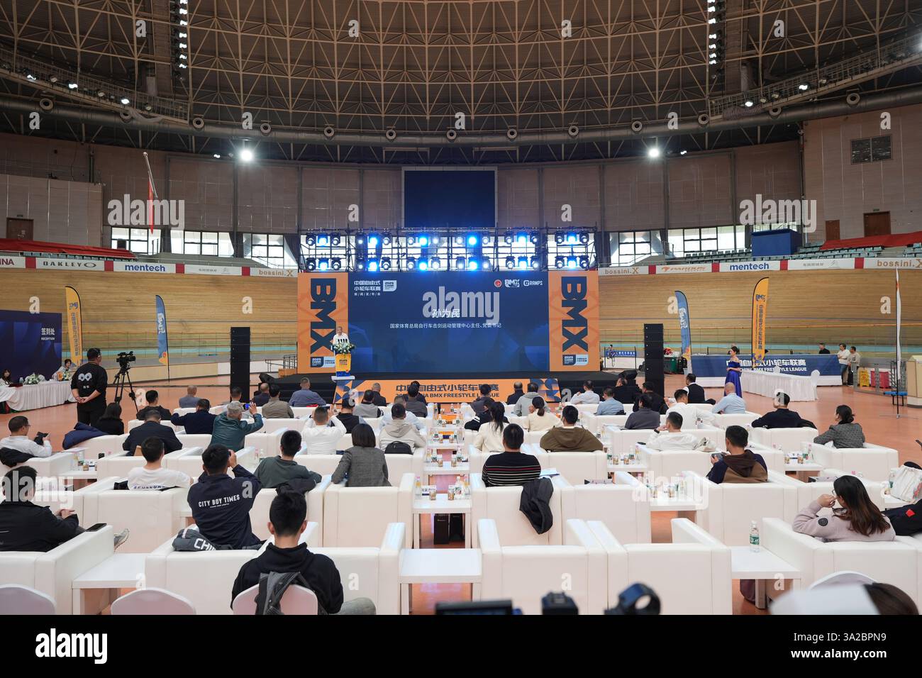 Pechino, Cina.12 marzo 2025. L'evento di lancio ufficiale della China Freestyle BMX League 2025 si è svolto presso l'iconico Laoshan Velodrome di Pechino, il 12 marzo 2025. La conferenza stampa ha segnato l'inizio di un nuovo entusiasmante capitolo per il freestyle BMX in Cina, che ha mostrato la visione del campionato di elevare il profilo dello sport e ispirare una nuova generazione di piloti. Con le sue strutture all'avanguardia e il ricco patrimonio ciclistico, il Velodromo di Laoshan ha fatto da sfondo a questo annuncio ad alta energia. Crediti: Zhao Wenyu/China News Service/Alamy Live News Foto Stock