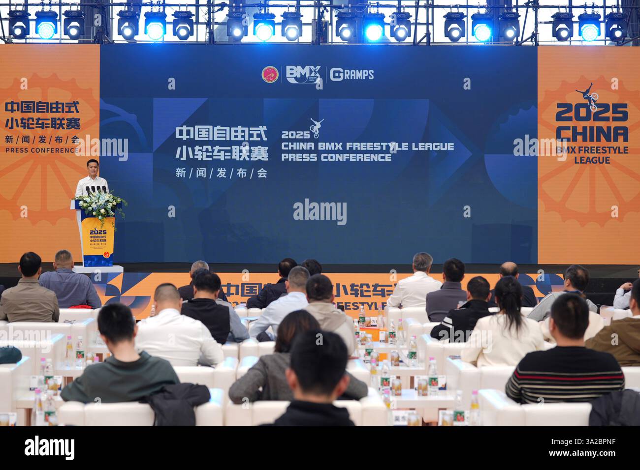 Pechino, Cina.12 marzo 2025. L'evento di lancio ufficiale della China Freestyle BMX League 2025 si è svolto presso l'iconico Laoshan Velodrome di Pechino, il 12 marzo 2025. La conferenza stampa ha segnato l'inizio di un nuovo entusiasmante capitolo per il freestyle BMX in Cina, che ha mostrato la visione del campionato di elevare il profilo dello sport e ispirare una nuova generazione di piloti. Con le sue strutture all'avanguardia e il ricco patrimonio ciclistico, il Velodromo di Laoshan ha fatto da sfondo a questo annuncio ad alta energia. Crediti: Zhao Wenyu/China News Service/Alamy Live News Foto Stock