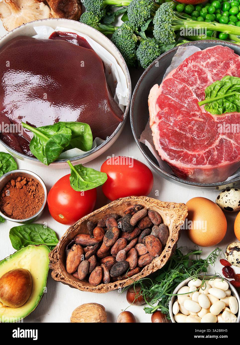 Alimenti contenenti ferro naturale. Fe: . Vista dall'alto. Foto Stock