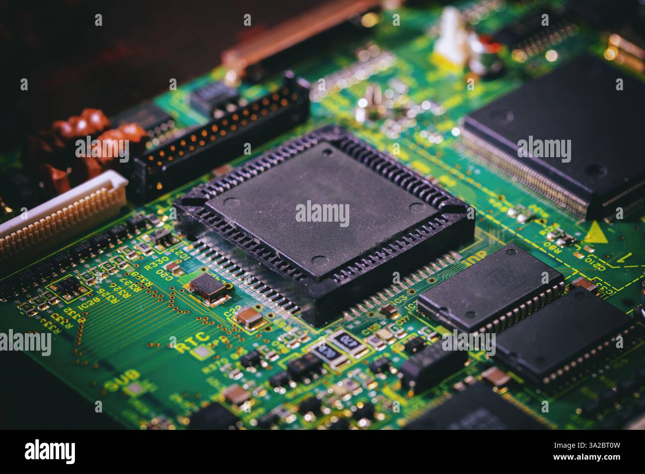 Primo piano del circuito stampato del computer. CPU, unità di elaborazione centrale, componenti elettronici e cablaggio Foto Stock