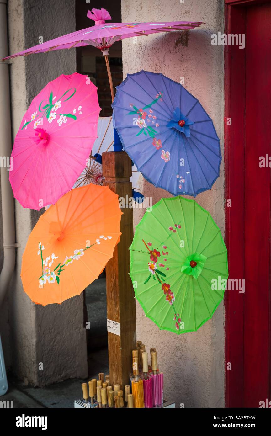 Ombrelloni e ombrelloni di carta asiatici colorati. Il quartiere di Chinatown e fan Tan Alley nel centro di Victoria. Foto Stock