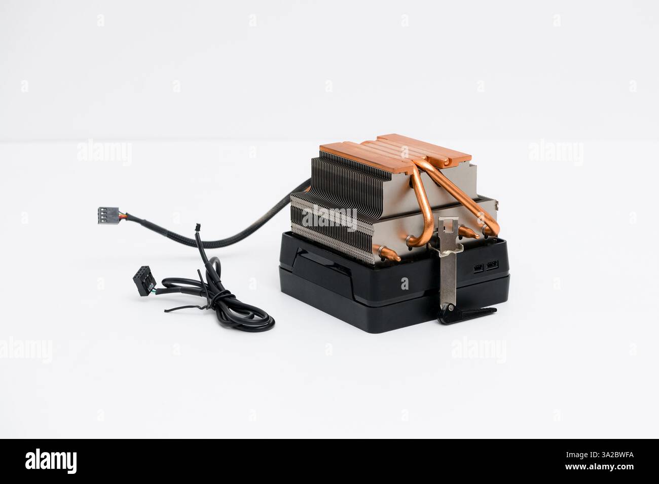 Dissipatore di calore in rame o tubo di calore o dispositivo di raffreddamento del processore del computer con radiatore e ventola su sfondo bianco. Foto Stock