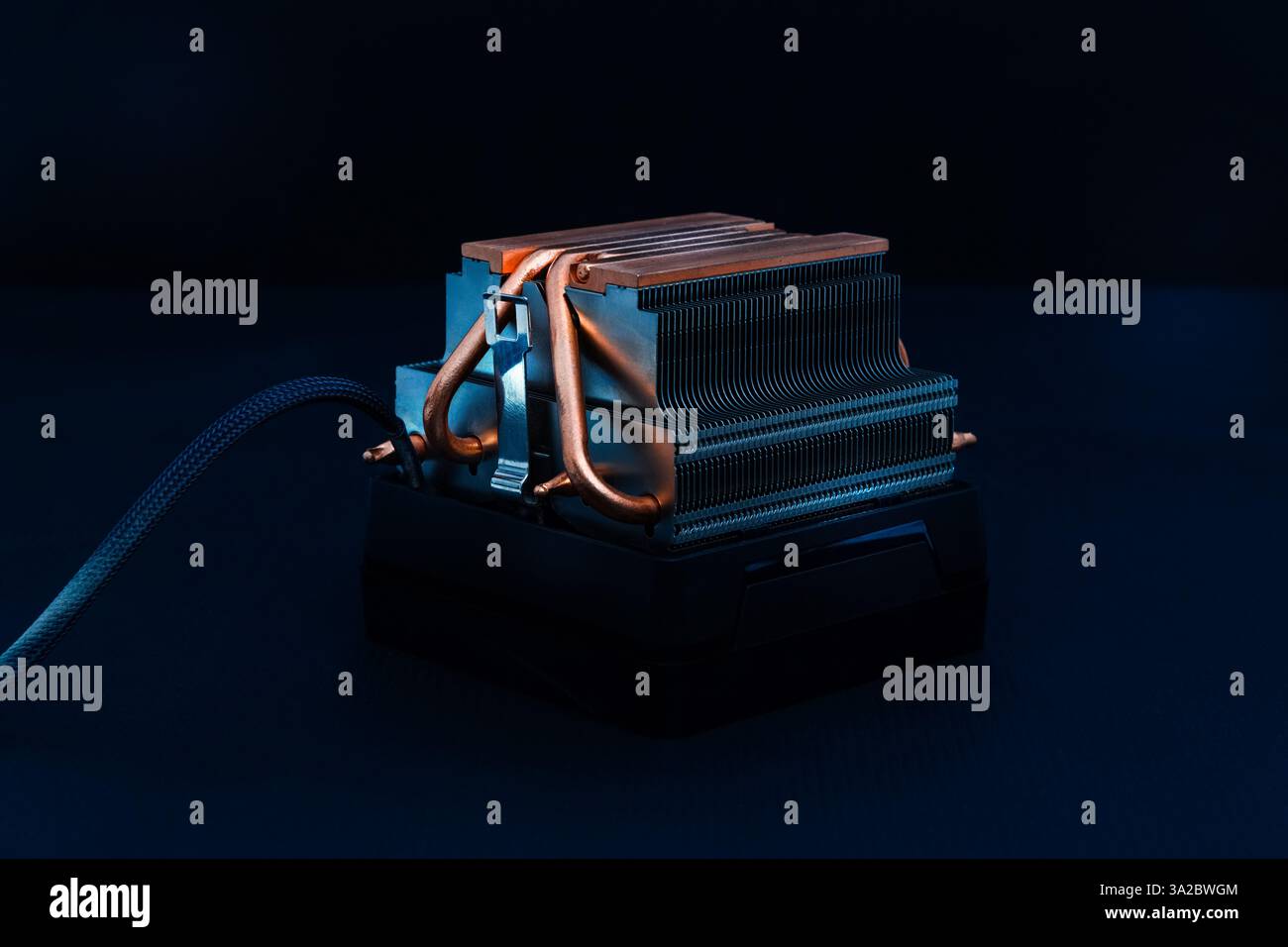 Dissipatore di calore in rame o tubo di calore o refrigeratore del processore del computer con radiatore e ventola su sfondo scuro. Foto Stock