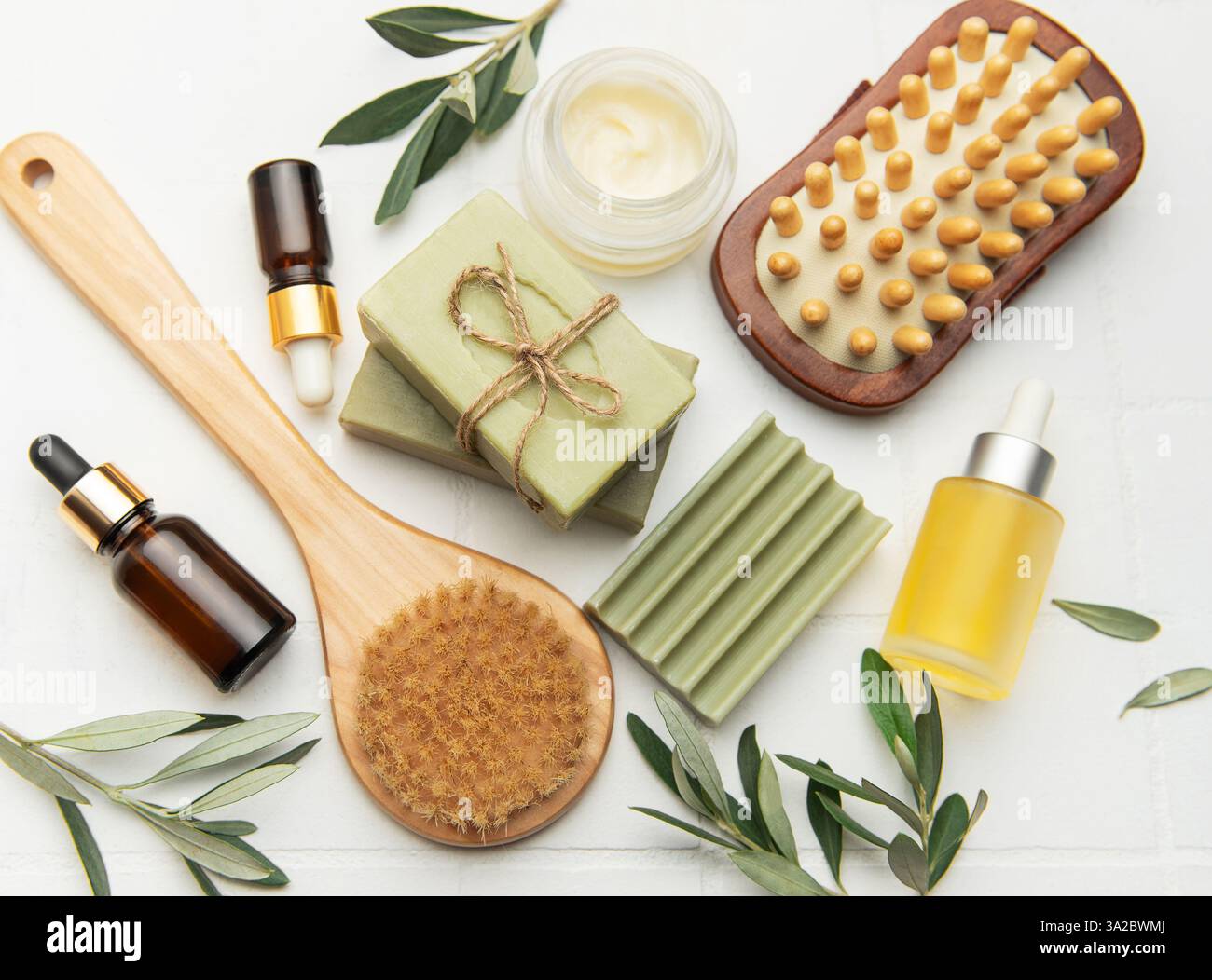 I prodotti di bellezza con olio d'oliva e le spazzole per massaggi creano un rilassante kit spa per la cura della pelle e del corpo Foto Stock