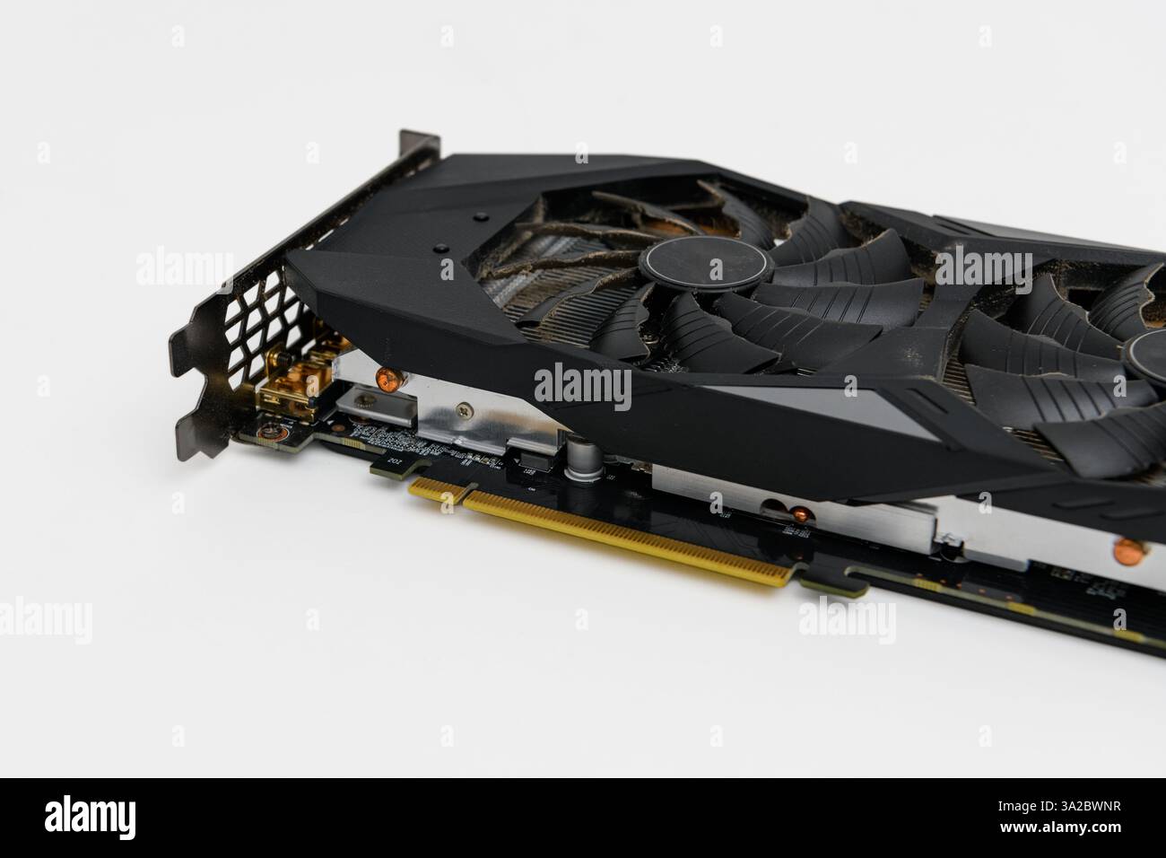 Unità di elaborazione della scheda grafica usata, computer GPU PCI Express isolato su sfondo bianco Foto Stock