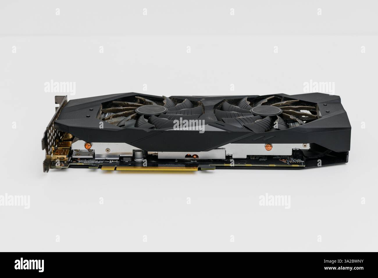 Unità di elaborazione della scheda grafica usata, computer GPU PCI Express isolato su sfondo bianco Foto Stock