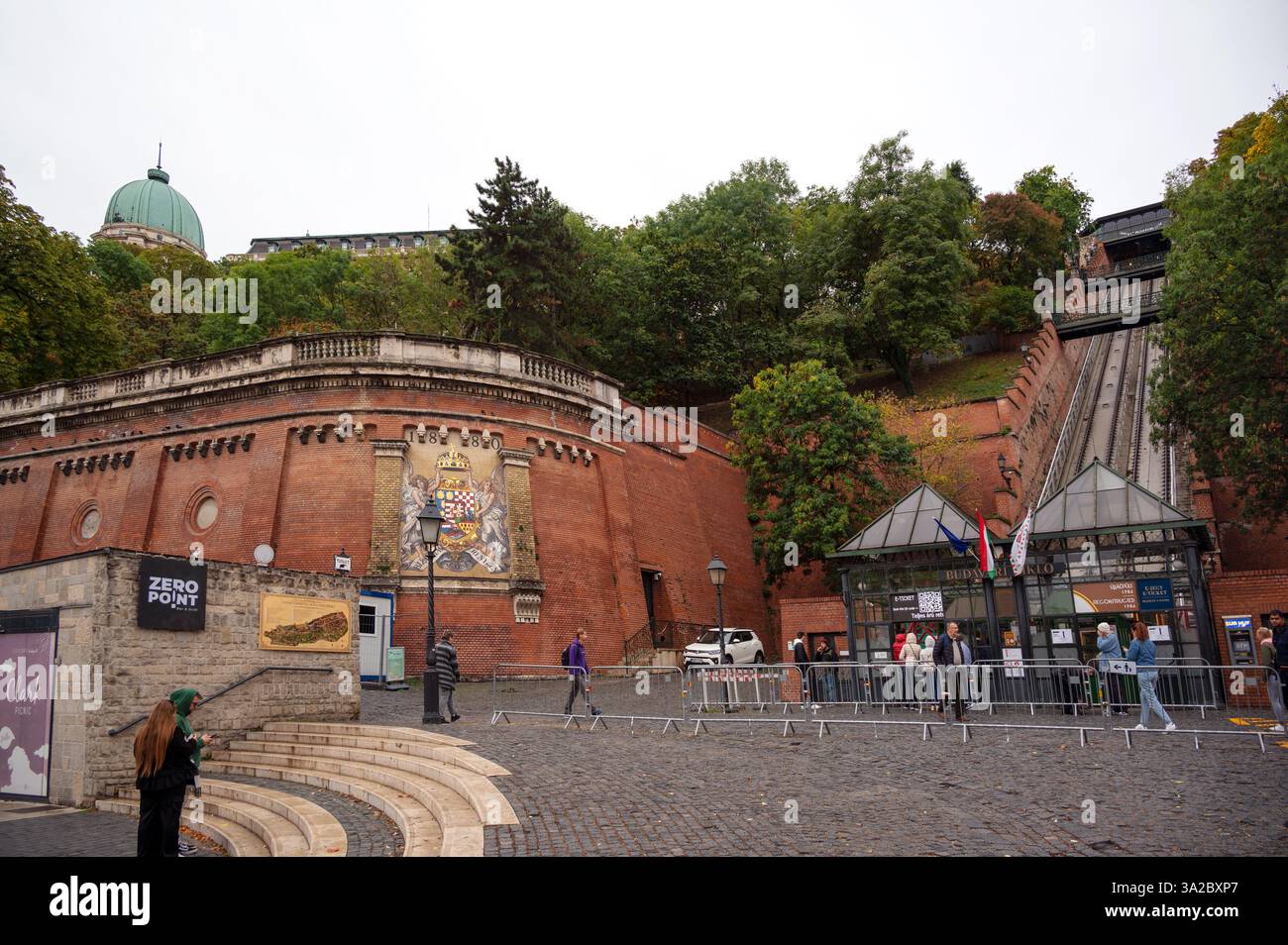 Vista della funicolare che porta le persone sulla collina fino al castello di Buda a Budapest, Ungheria. Foto Stock