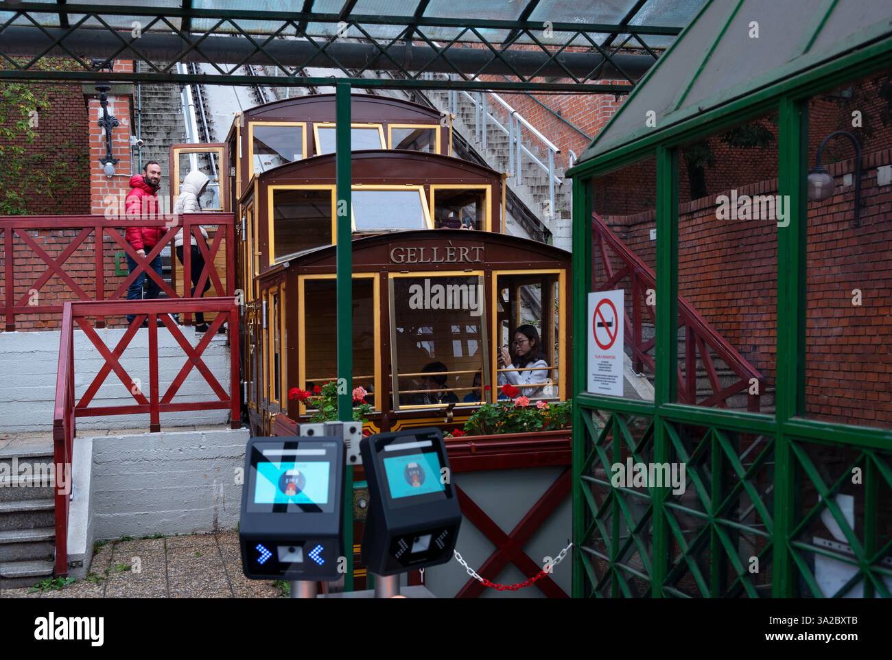 Vista della funicolare che porta le persone sulla collina fino al castello di Buda a Budapest, Ungheria. Foto Stock