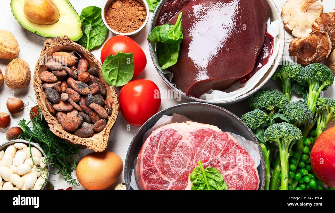 Alimenti contenenti ferro naturale. Vista dall'alto. Foto Stock