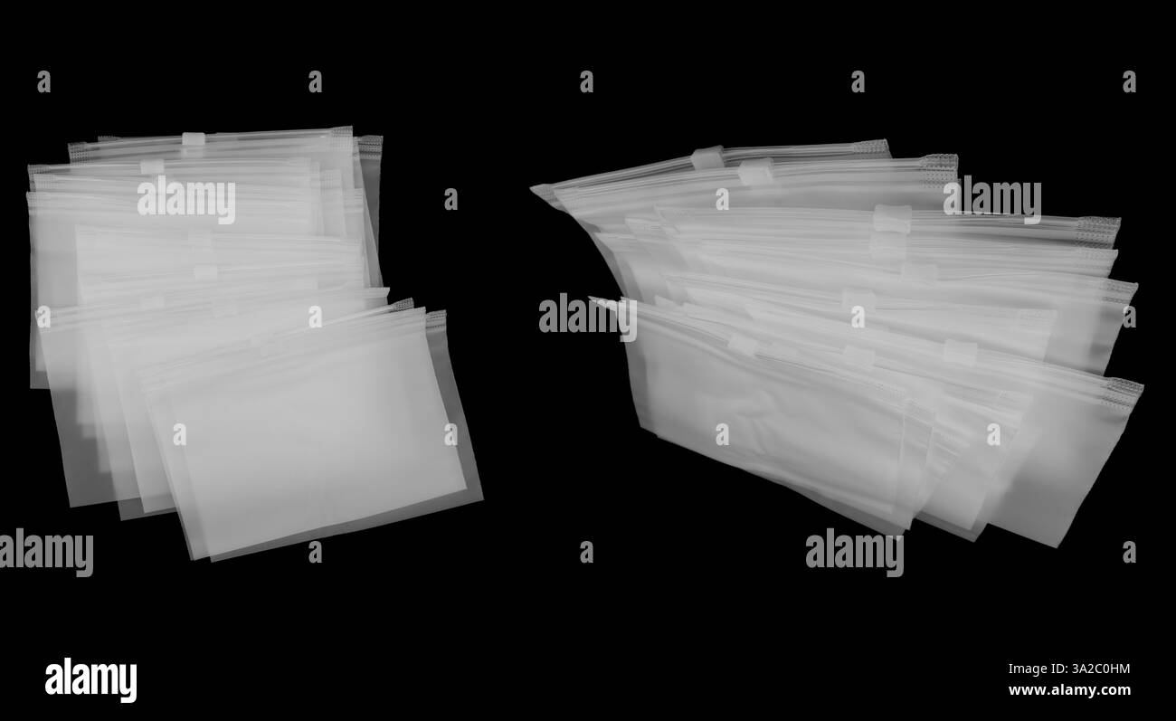 Sacchetto con cerniera in plastica isolato su sfondo nero. Sacchetto di plastica vuoto con chiusura lampo isolato Foto Stock