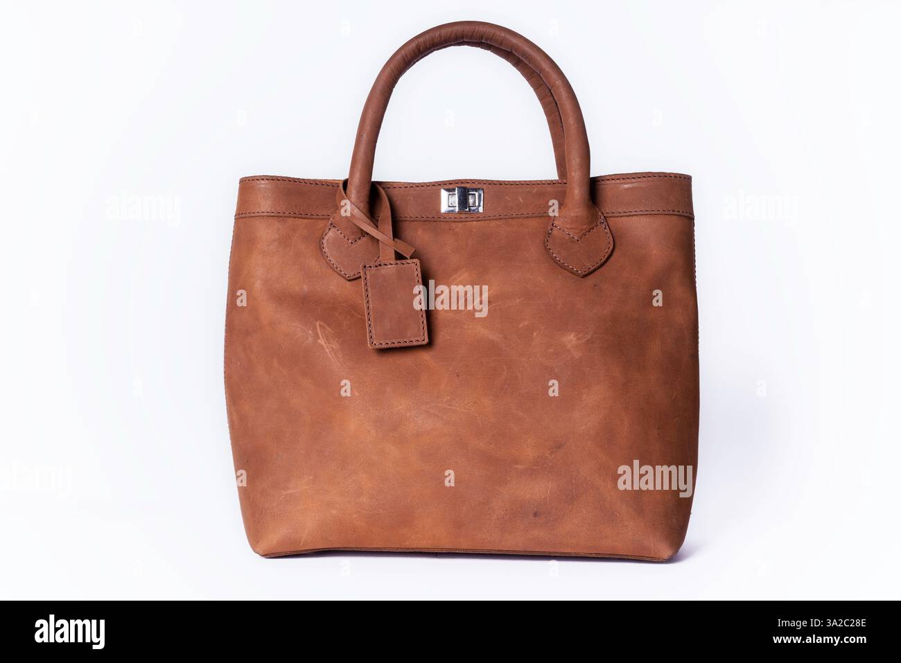 Borsa in pelle realizzata a mano di qualità superiore, texture ricca e stile senza tempo, perfetta per la moda, i viaggi e il marketing lifestyle. Foto Stock