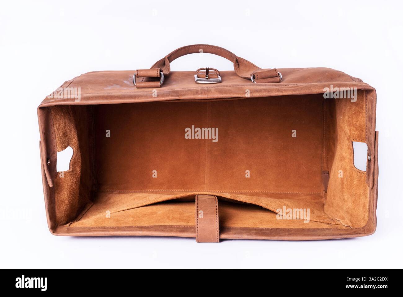 Borsa in pelle realizzata a mano di qualità superiore, texture ricca e stile senza tempo, perfetta per la moda, i viaggi e il marketing lifestyle. Foto Stock