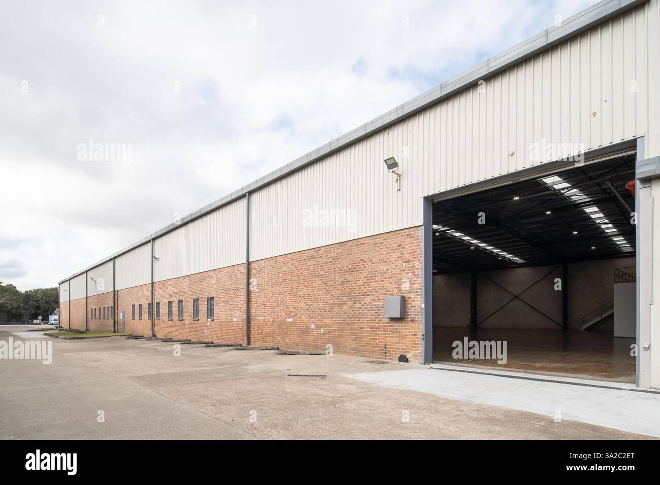 Ispezione esterna del magazzino nella porta a rulli Foto Stock