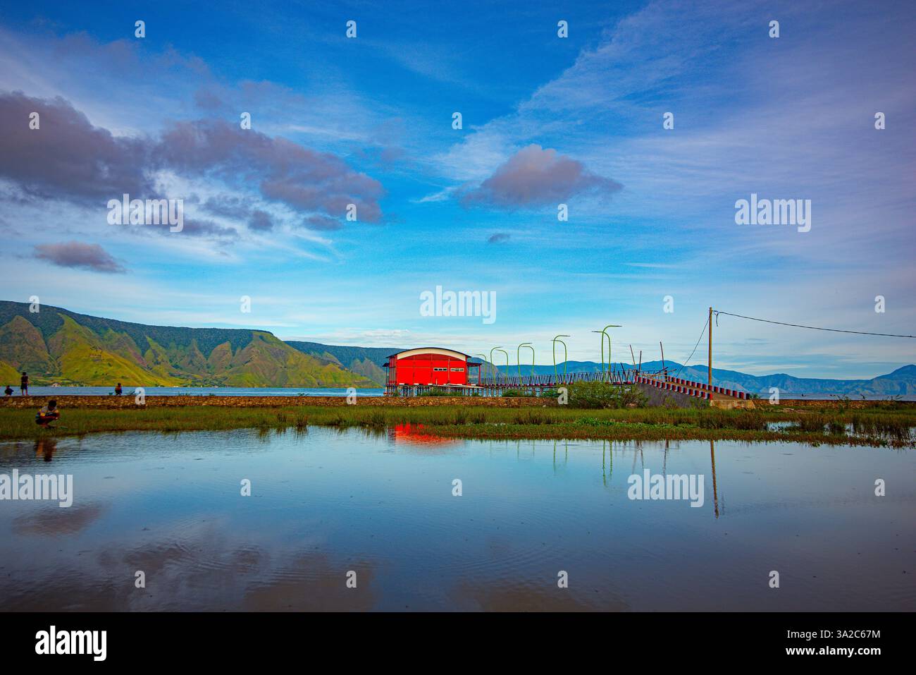 Serenità sulle rive del lago Toba: Un paradiso tranquillo sotto un cielo blu Foto Stock