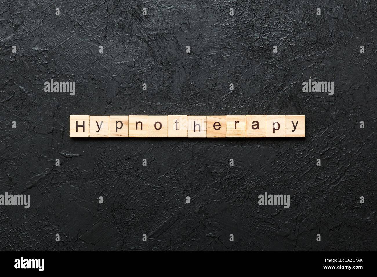 Parola di ipnotherapy scritta su blocco di legno. Testo di Hypnotherapy su tabella di cemento per il vostro desing, concetto. Foto Stock