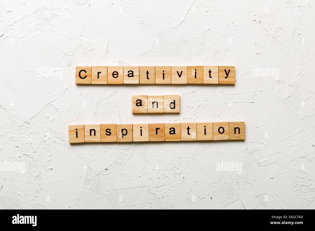 parole di creatività e ispirazione scritte sul blocco di legno. testo di creatività e ispirazione sul tavolo di cemento per il vostro desing, concetto. Foto Stock