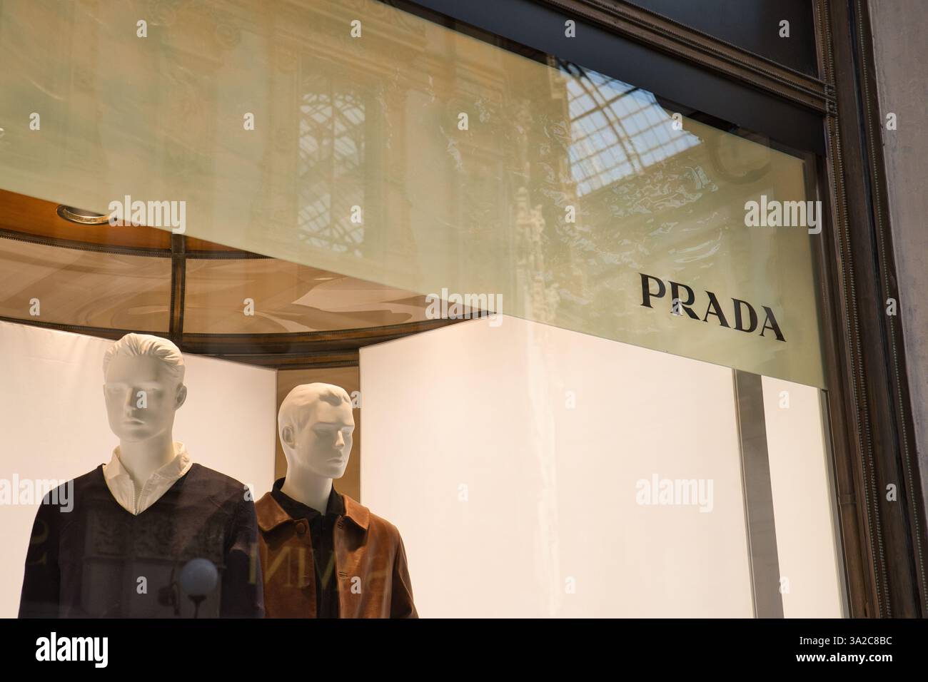 Manichini in una vetrina del negozio Prada a Milano, Italia, 2025. Foto Stock