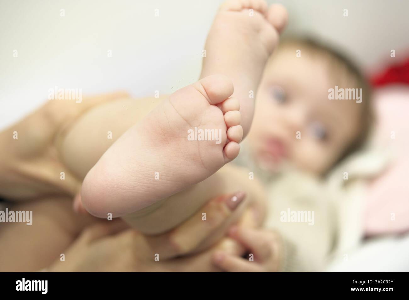 concentratevi sulla suola di un bimbo con il piede sfocato sul fasciatoio Foto Stock