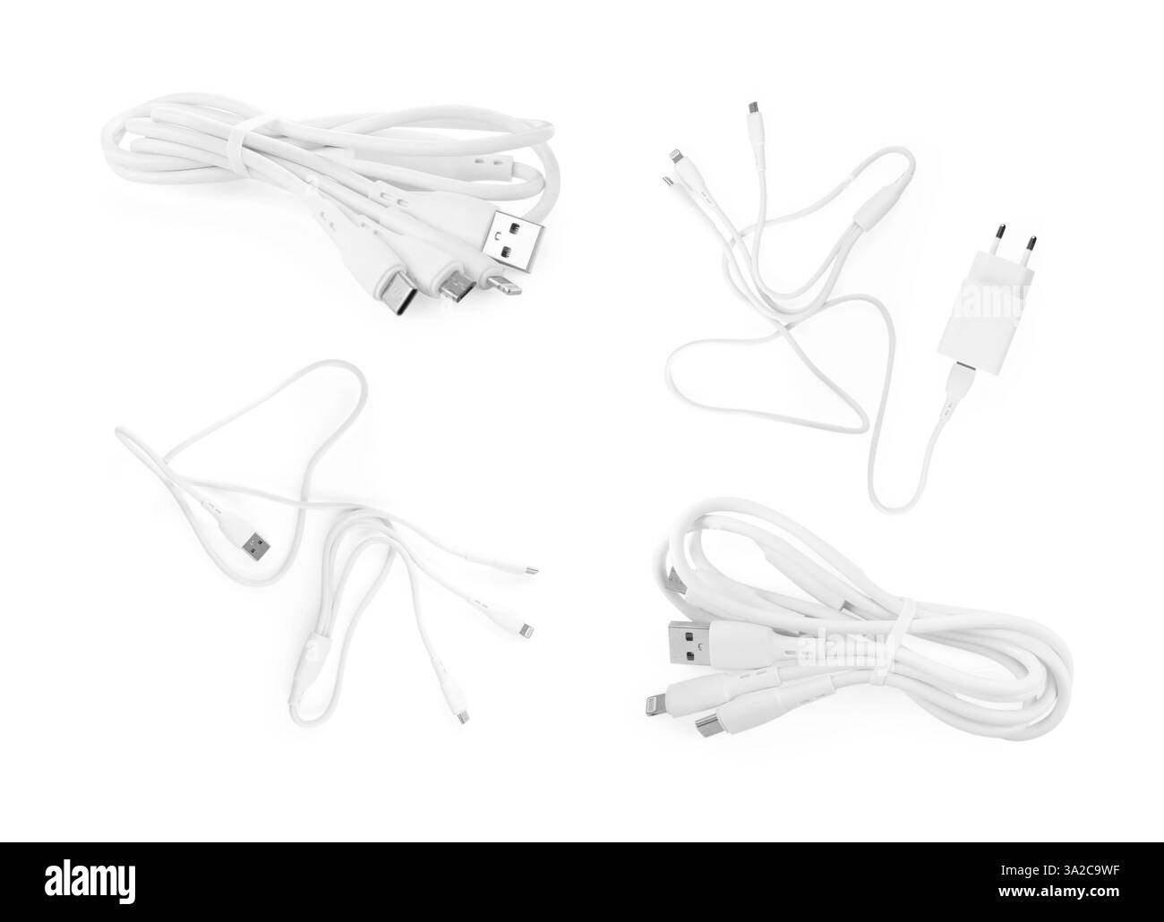 Cavo di ricarica triplo e adattatore di alimentazione USB su sfondo bianco, set Foto Stock