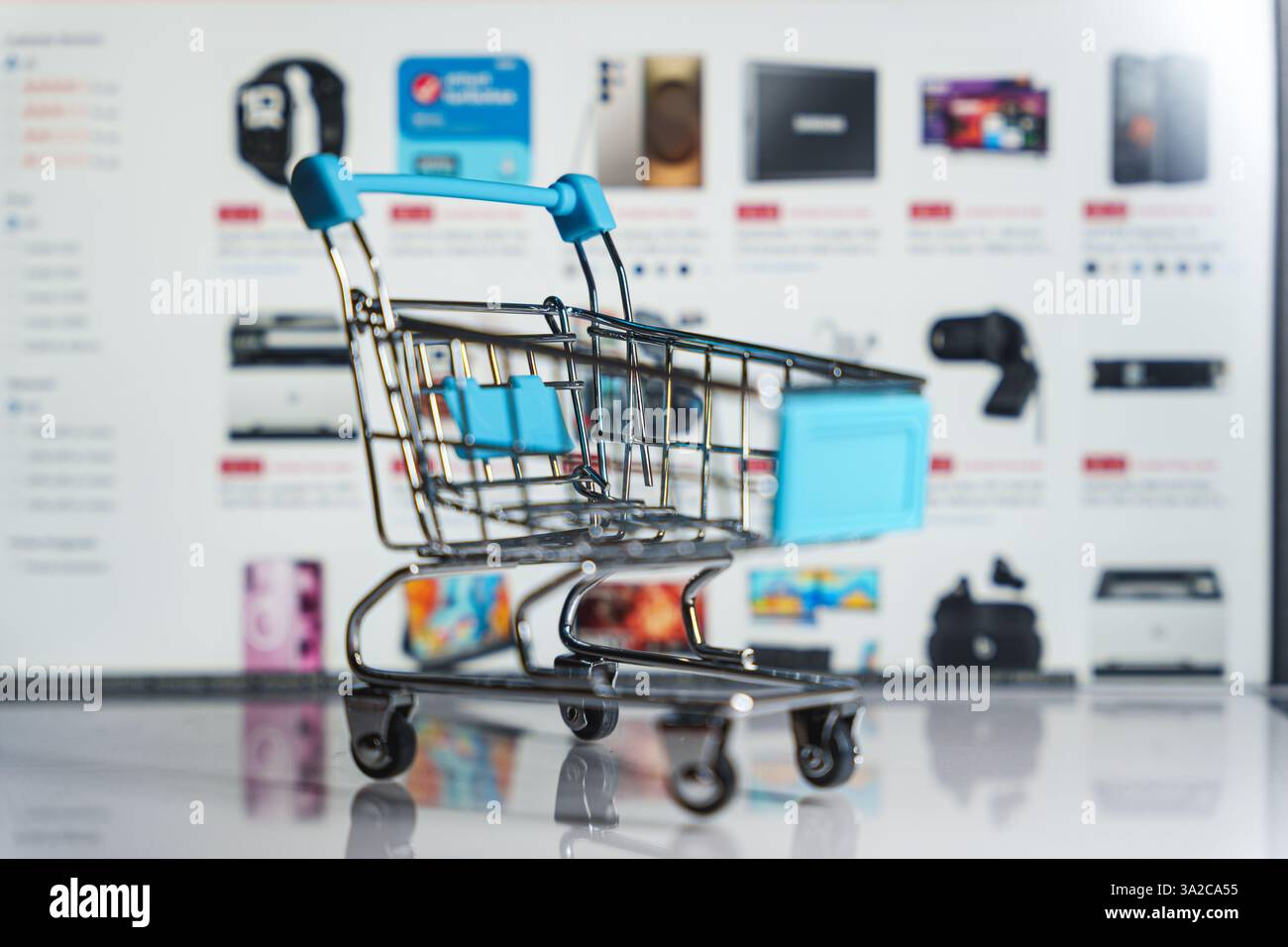 Un piccolo carrello davanti a una pagina Web di un negozio online, che rappresenta il commercio digitale, lo shopping su Internet e le tendenze moderne del retail. ph di alta qualità Foto Stock