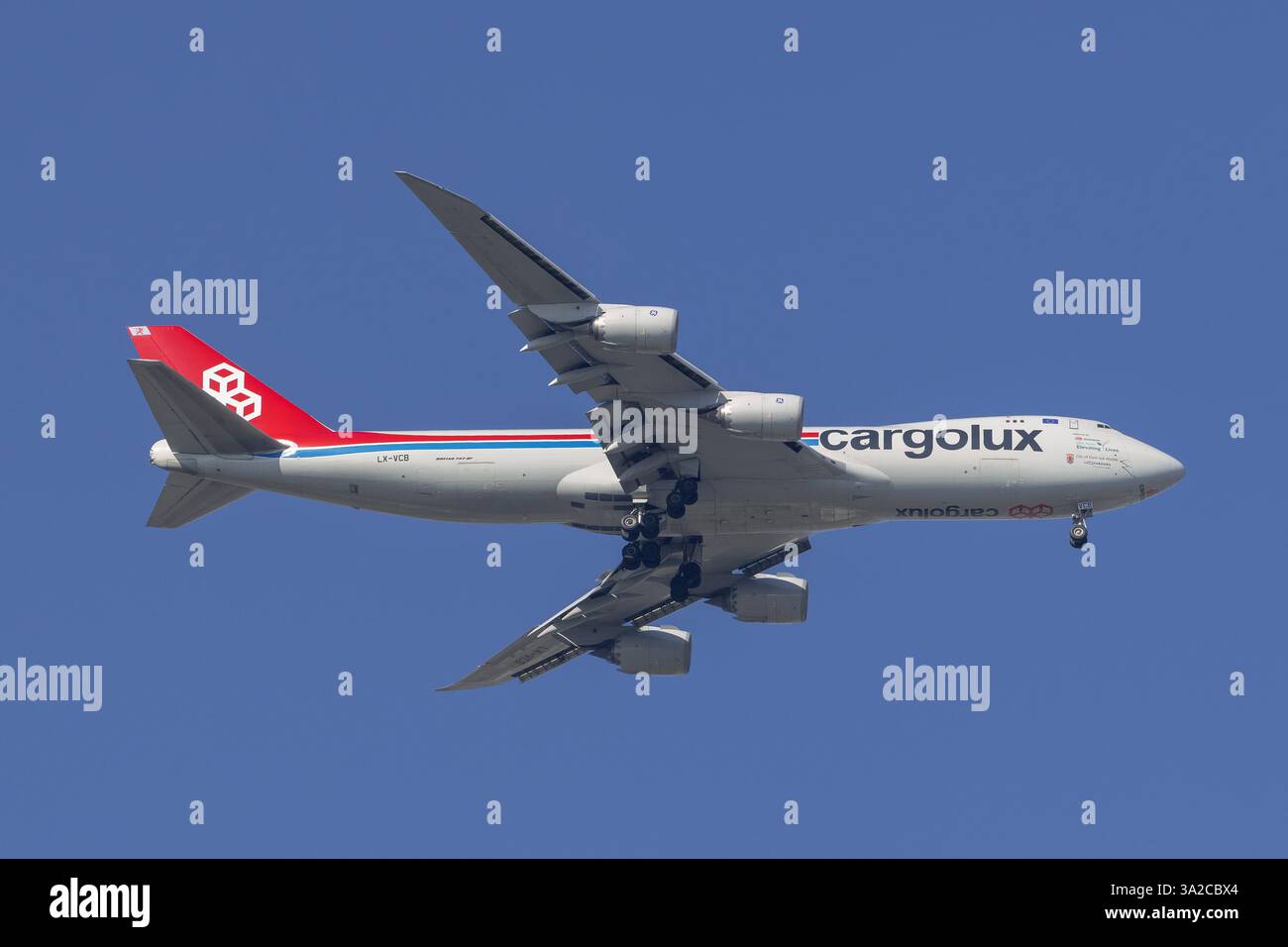Luxembourg Ville, Lussemburgo - Vista su un Boeing 747-8 nella fase finale di atterraggio all'aeroporto di Lussemburgo. Foto Stock