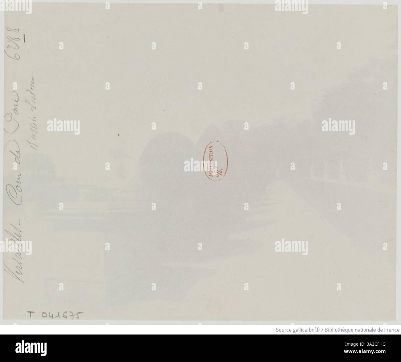 Questa fotografia di Eugène Atget mette in evidenza un angolo del parco di Versailles, con la sua vegetazione lussureggiante e la sua disposizione formale, che riflette la bellezza strutturata del giardino. Foto Stock