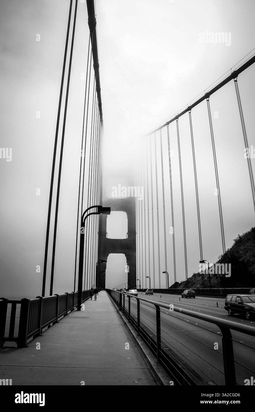 Golden Gate Bridge avvolto dalla nebbia Foto Stock