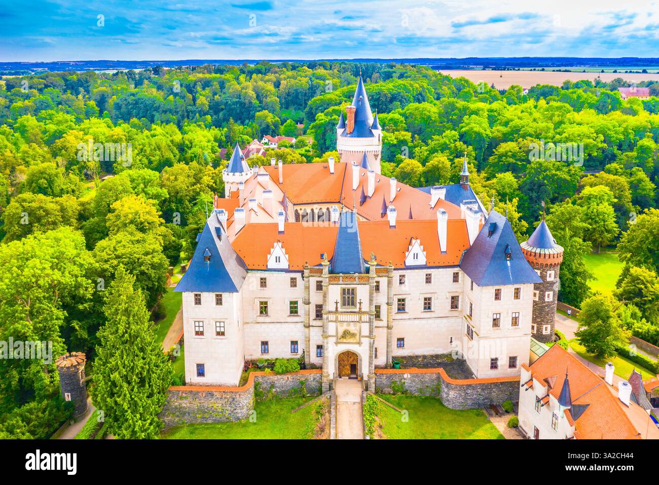 Castello di Zleby circondato dalla natura mozzafiato nel cuore dell'Europa Foto Stock