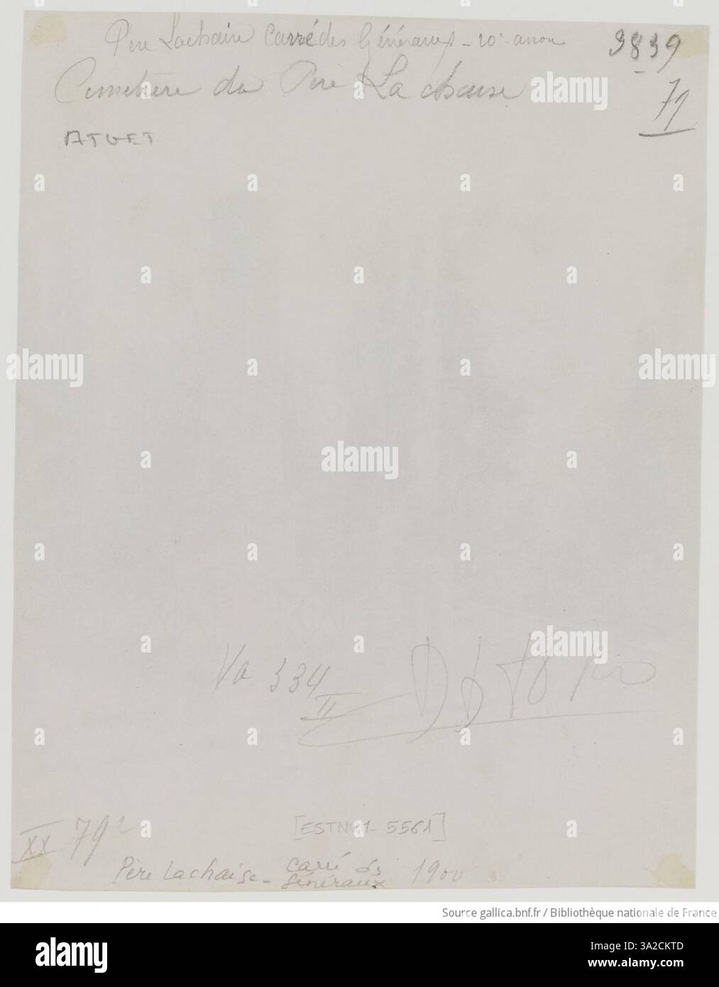 La fotografia di Eugène Atget del Carré des Généraux al cimitero di Père Lachaise cattura gli ultimi luoghi di riposo dei capi militari, evidenziando il significato storico del sito e i suoi elementi architettonici. Foto Stock