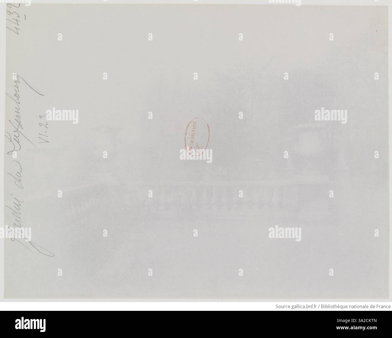 La fotografia di Atget mostra la bellezza strutturata del Jardin du Luxembourg, enfatizzando le sue sculture classiche e i giardini ben curati. Foto Stock