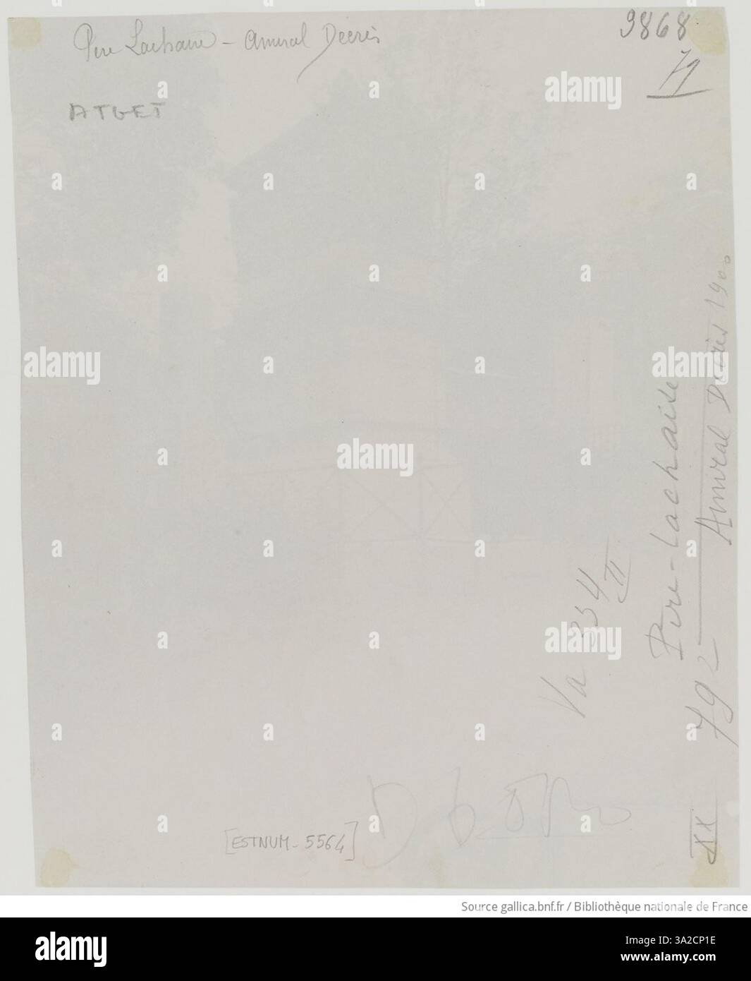 La fotografia di Eugène Atget della tomba dell'ammiraglio Decrès a Père Lachaise cattura il disegno architettonico dettagliato del monumento, offrendo una visione dell'arte commemorativa francese del XIX secolo. Foto Stock