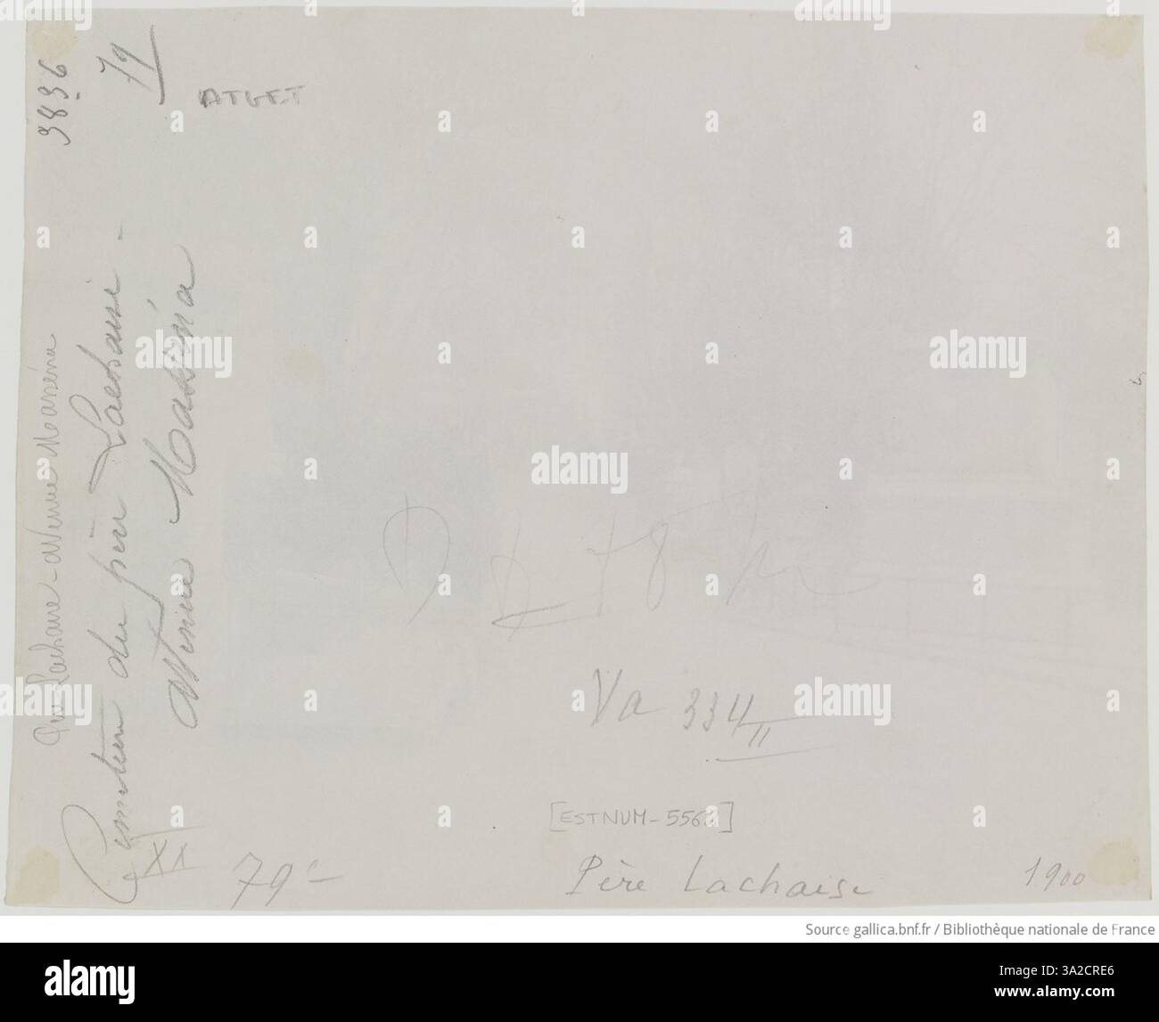 Questa fotografia di Eugène Atget mostra la sezione Carré des Généraux del cimitero di Père Lachaise. Cattura le lapidi storiche di figure militari di spicco, che riflettono il patrimonio architettonico e culturale della Parigi dei primi anni del XX secolo. Foto Stock