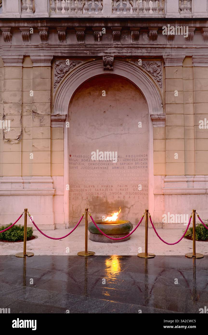 Eternal Flame è un monumento commemorativo alle vittime militari e civili della seconda guerra mondiale a Sarajevo, Bosnia ed Erzegovina Foto Stock