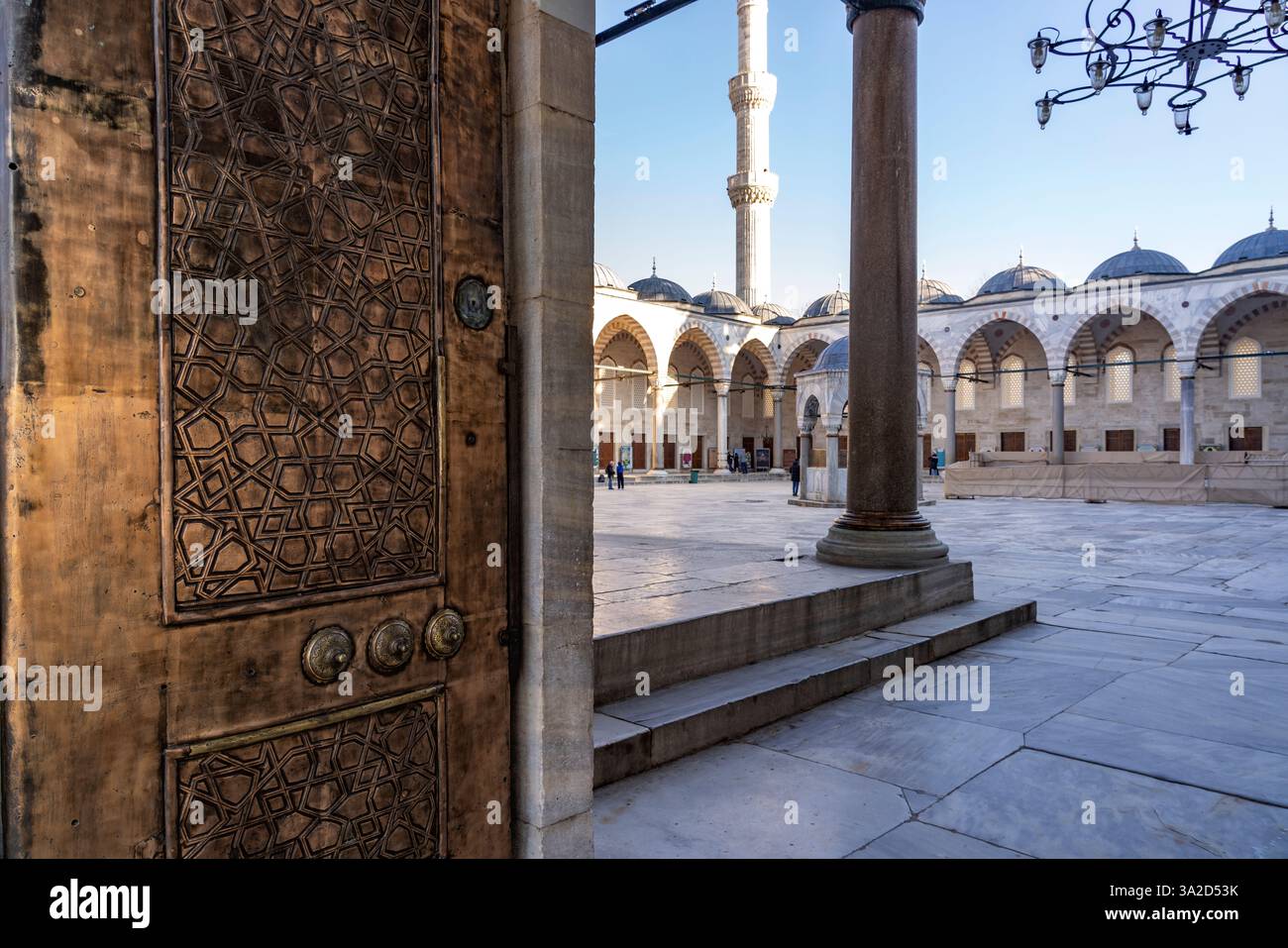 Innenhof der Blauen Moschee oder Sultan-Ahmed-Moschee a Istanbul, Türkei | Moschea Blu o cortile della Moschea del Sultano Ahmed a Istanbul, Turchia Foto Stock