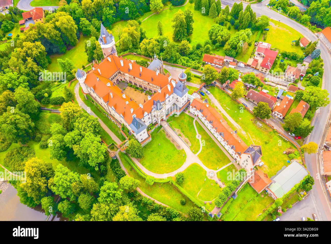 Una vista aerea dall'alto verso il basso del Castello di Zleby in Cechia, che mostra la sua splendida architettura medievale e la lussureggiante vegetazione circostante Foto Stock